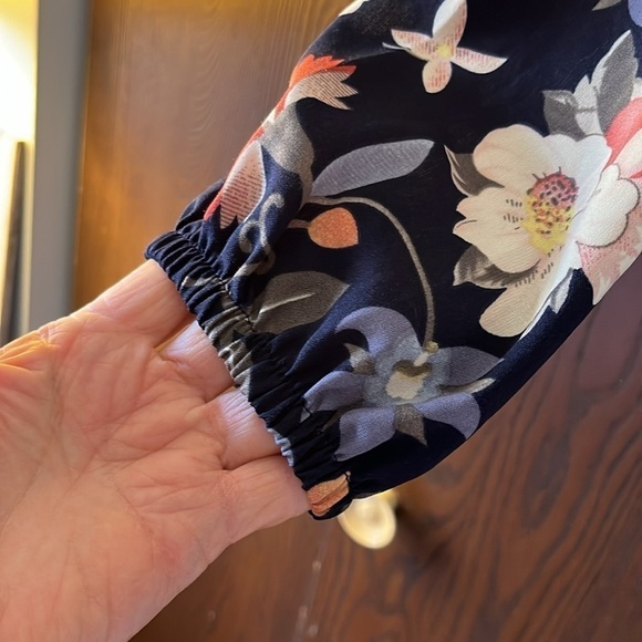 One❤️Clothing navy blue floral long sleeved romper. Size XS. Open V in the back. - Picture 5 of 14